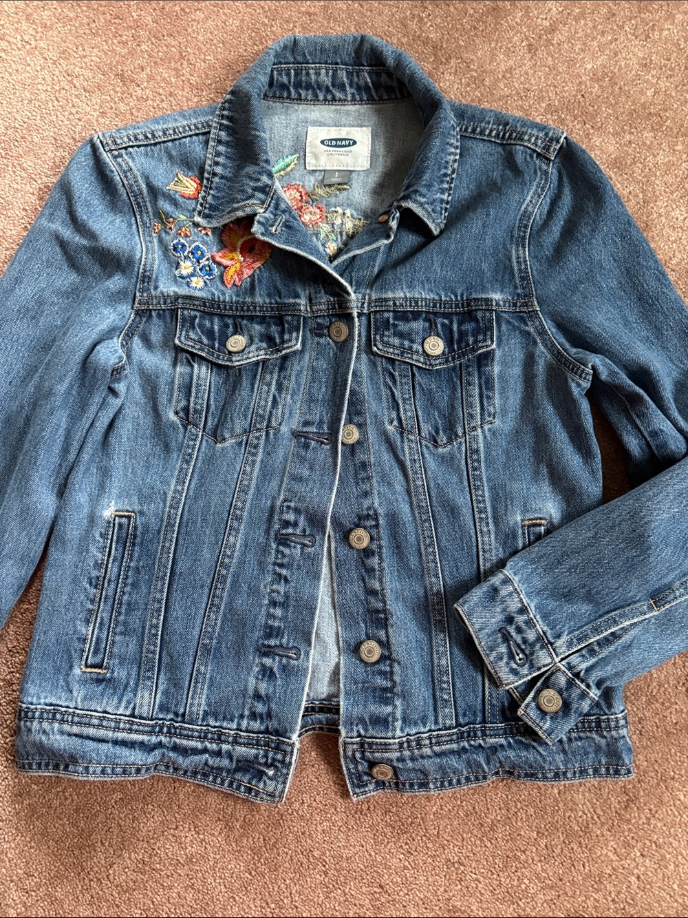 Old Navy Women’s embroidered denim jean jacket size petite small EUC